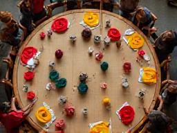 Mesa llena de juegos y accesorios durante evento comunitario