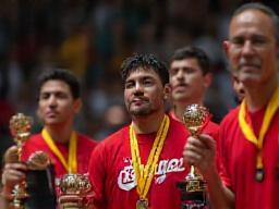 Entrega de premios a ganadores del torneo de juegos